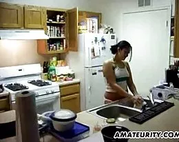 Busty amateur dziewczyna ssie i pieprzy z creampie