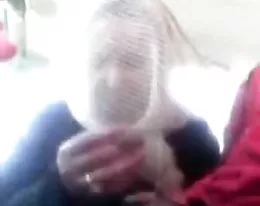 kobieta Arabska hidżab niektórych cock sucking w samochodzie