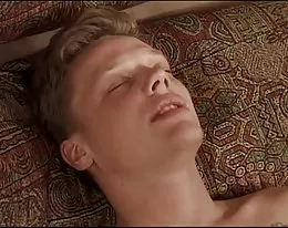 ciemne włosy kurwa dostaje jej piersi gryzione przez dwa dudes, a potem pieprzy w trójkę