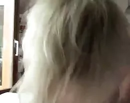 krótkie włosy blond nastolatka