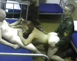 gang bang d une jeune catin dans une kompleksie caserne militaire russe