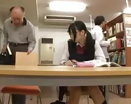 horny stary facet i Japoński uczennica w bibliotece