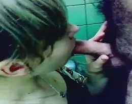 Panna isakina. łazienka Oral i spermy w ustach