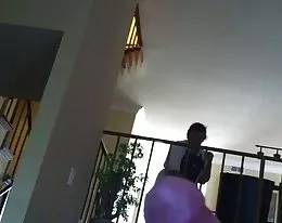 wideo 1 flashing sprzątaczką i pomaga ona się