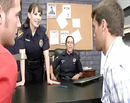 2 kobiece policjantów egzekwowania prawa