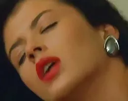 czerwona szminka włoski brunetka przez troc