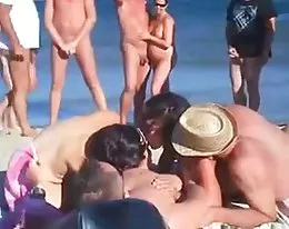 czterech przyjaciół seksu na plaży nago w tłumie