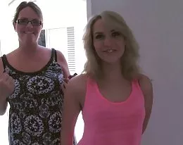 ładny blond nastolatka ssie i pieprzy faceta, a jej mama zegarki
