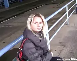 suka przystanek - Blond Mamuśki czeski podniósł na dworcu autobusowym