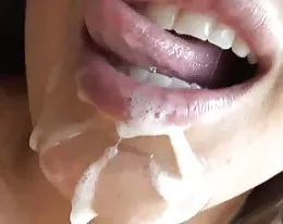 Super gorące daisy marie dostaje facefucked spermy w ustach!