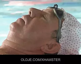 starego człowieka kogut zasysane w puli przez rudy malusieńki