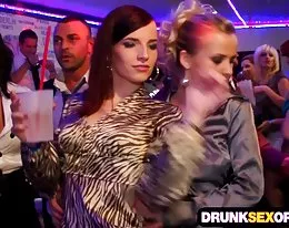 Boozed kogut głodny piskląt w klubie